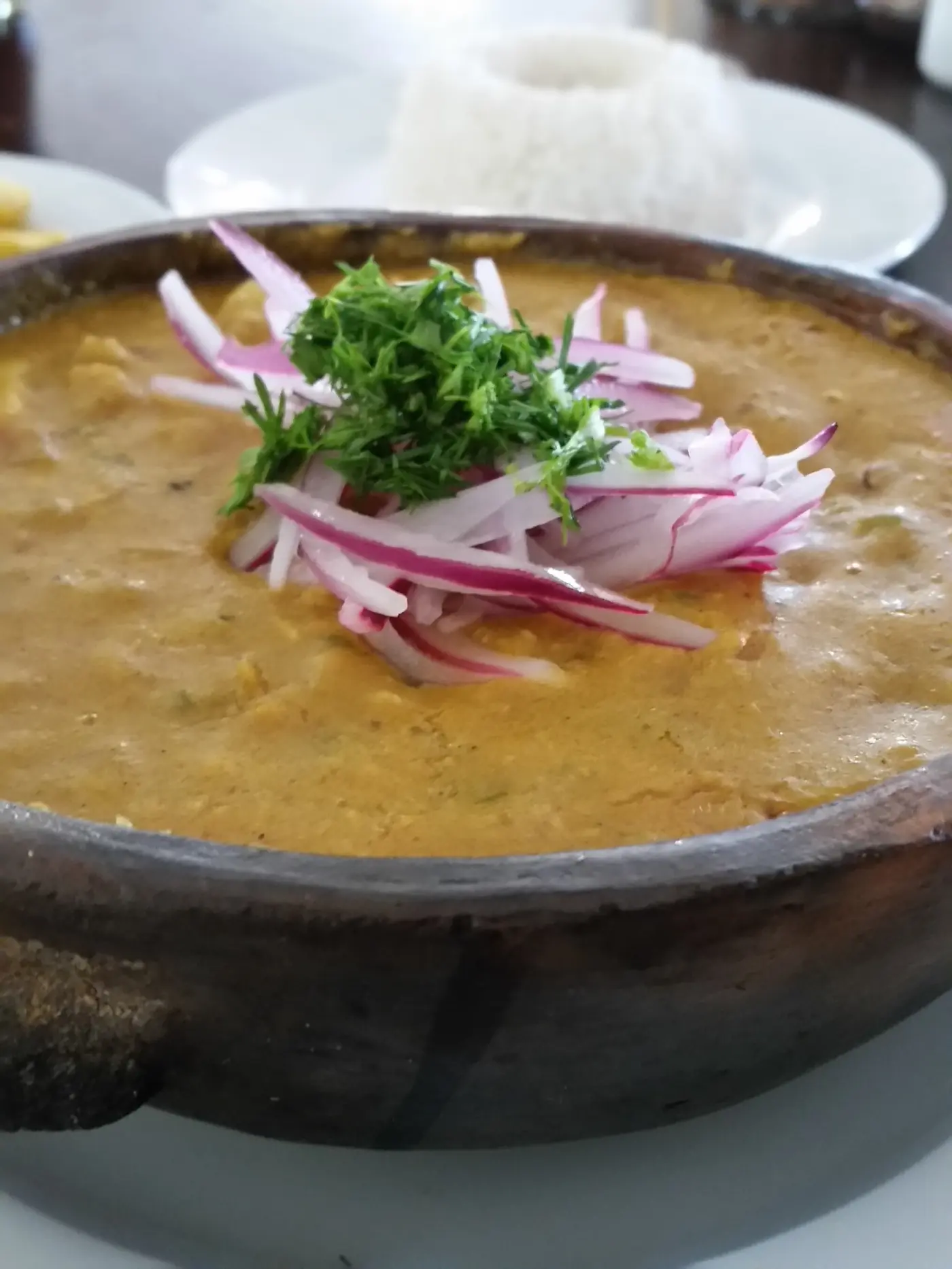 Cazuela manabita de pescado y camarón en restaurante frente al mar en Puerto Cayo Ecuador