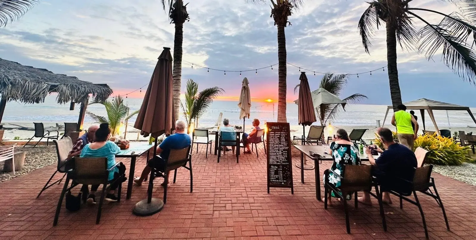 Cena frente al mar al atardecer en Terrazamar Puerto Cayo Ecuador