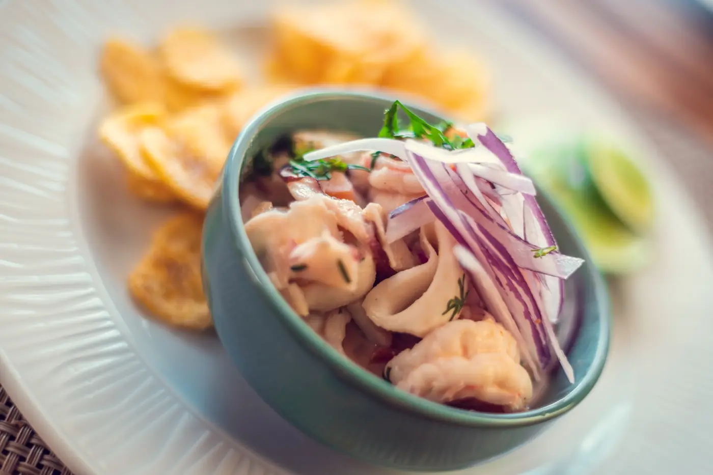Ceviche de mariscos estilo Jipijapa en restaurante de hotel en Puerto Cayo Ecuador