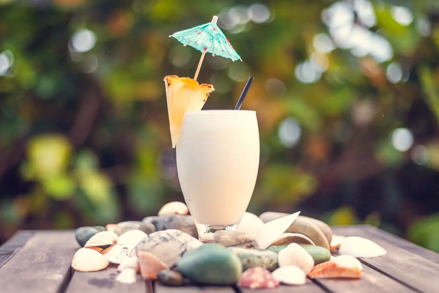 Coctel tropical servido frente al mar en hotel boutique en Puerto Cayo Ecuador