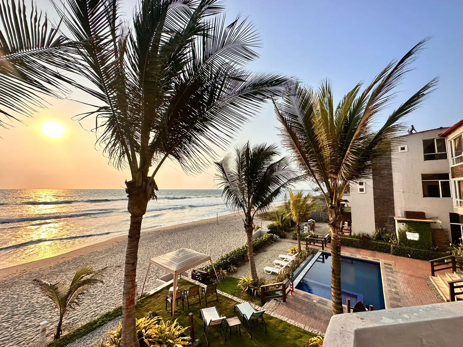 Hotel boutique frente al mar con piscina y jardines en Puerto Cayo Manabí Ecuador