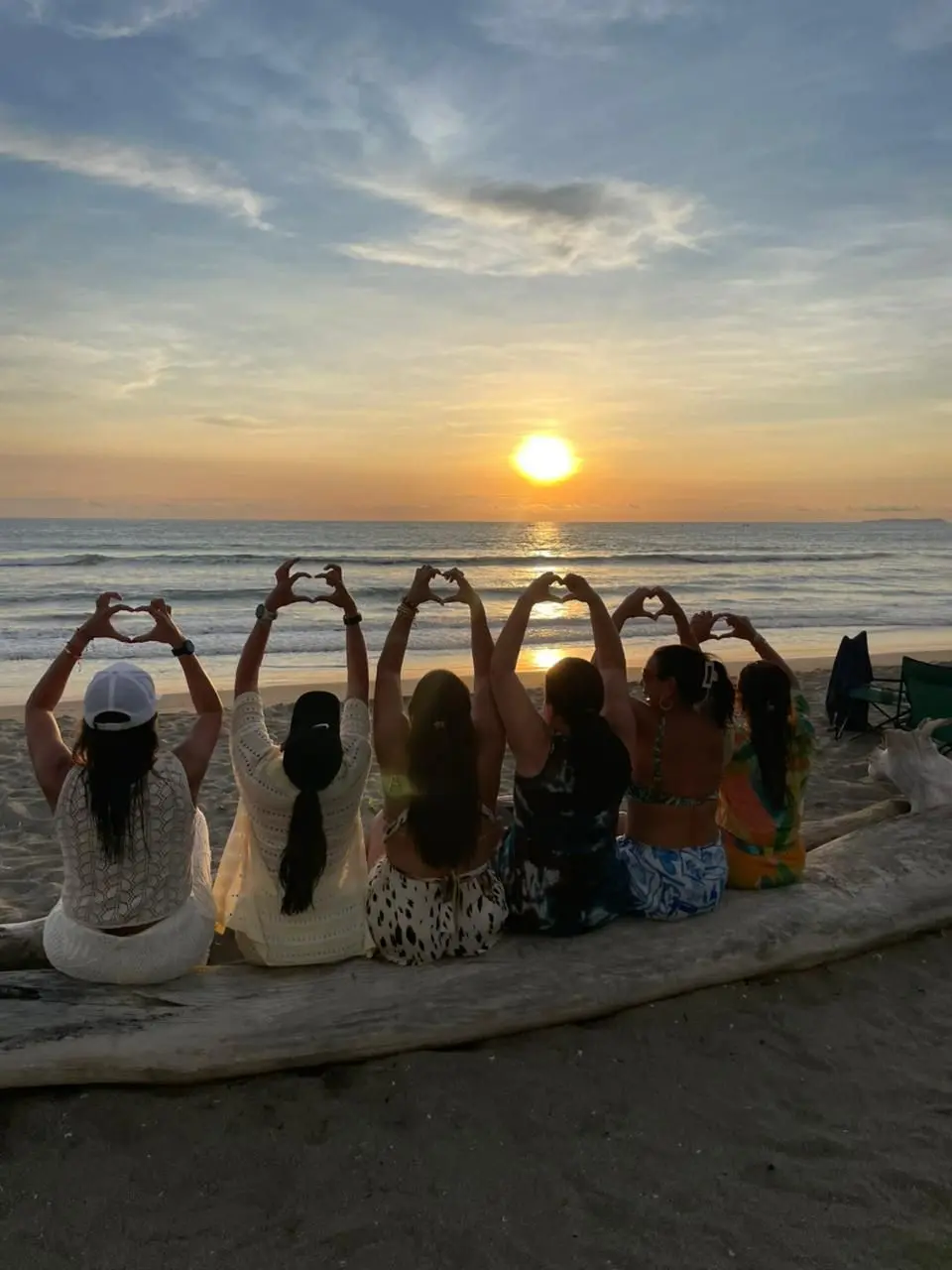 Personas disfrutando la playa frente al hotel en Puerto Cayo Ecuador